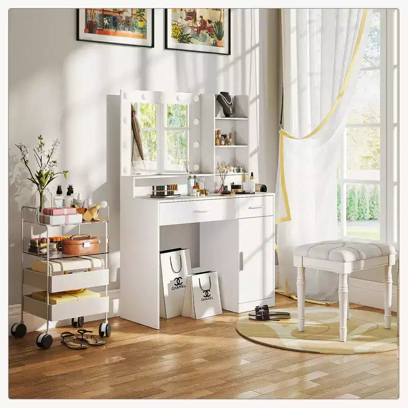 Coiffeuse avec miroir et lumières, table de maquillage avec prise de courant et étagère latérale.
