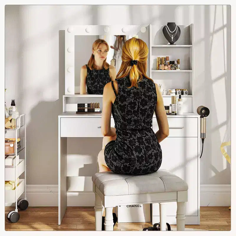 Coiffeuse avec miroir et lumières, table de maquillage avec prise de courant et étagère latérale.